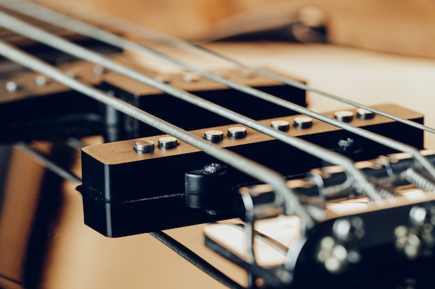 Cerrar foto de diapasón de guitarra eléctrica sobre fondo oscuro | Foto