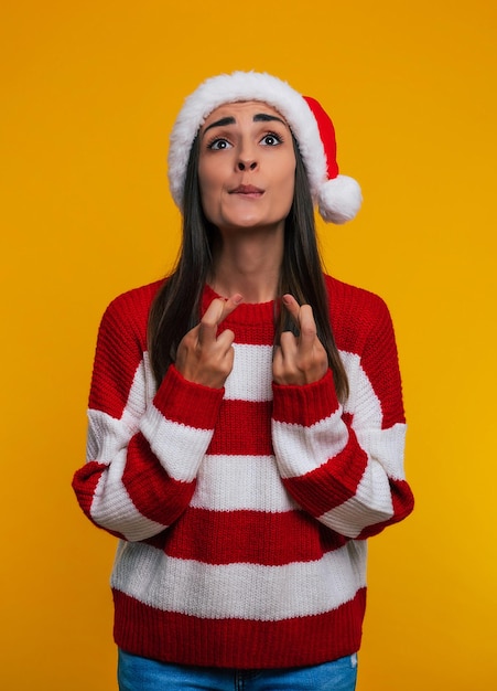 Cerrar La Foto De La Encantadora Joven Con Un Sombrero De Navidad Con