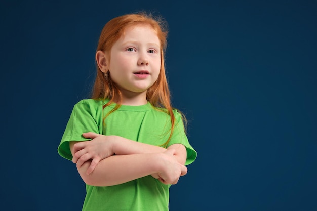 Cerrar Foto De Niña Emocional Pelirroja Posando Ante La Cámara Sobre Fondo Azul Foto Premium