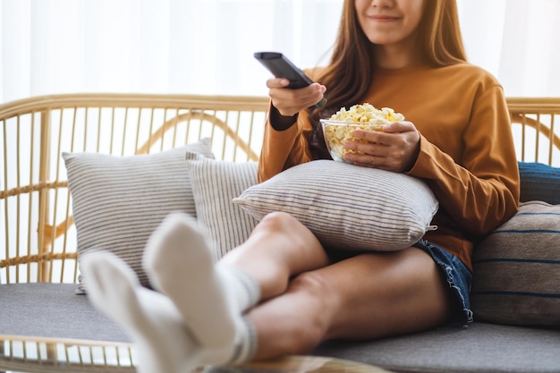 Cerrar Imagen De Una Hermosa Joven Comiendo Palomitas De Maíz Y Buscando Canal Con Control 4790