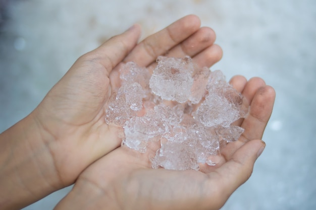 Cerrar La Mano Sosteniendo El Cubo De Hielo Foto Premium