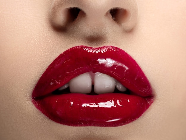 Cerrar vista de labios de mujer hermosa con lápiz labial rojo boca