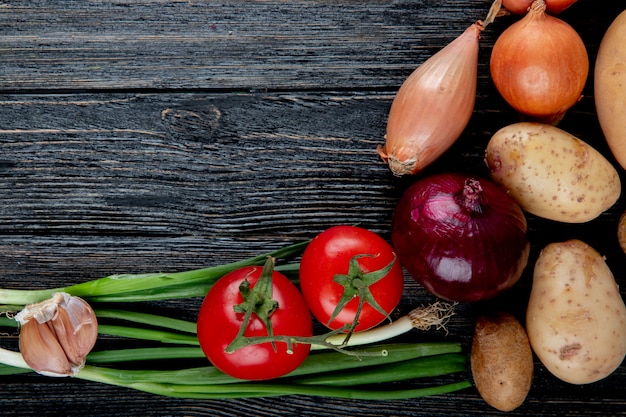 Cerrar Vista De Verduras Como Ajo Cebolleta Tomate Patata Y Cebolla ...