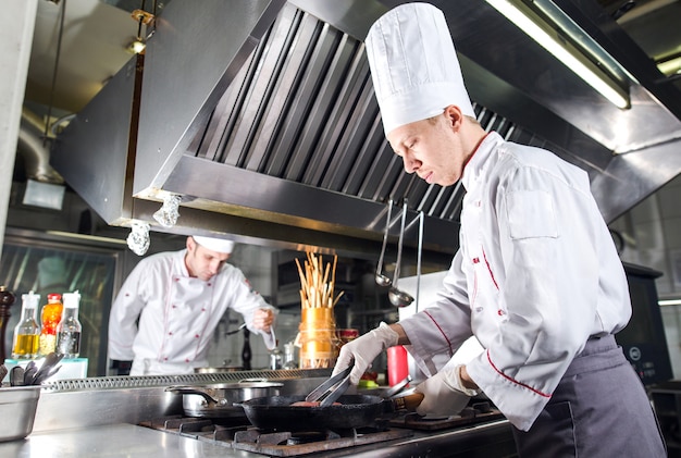 Chef En La Cocina Del Restaurante En La Estufa Con Pan Cocina Foto Premium 7577