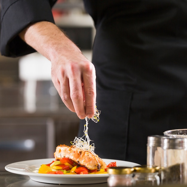 Chef Preparando Un Plato De Comida Saludable | Foto Gratis