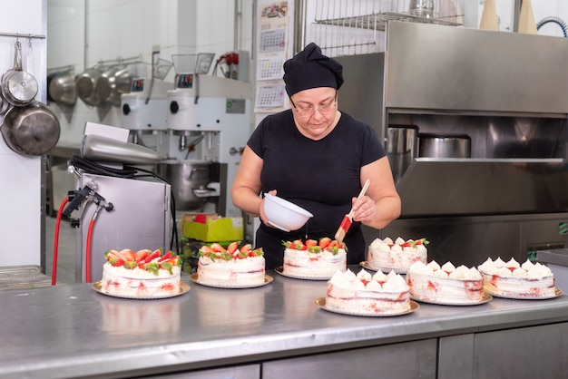 chef-de-reposter-a-de-la-mujer-que-sonr-e-y-que-trabaja-feliz-haciendo