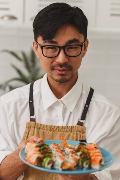 El Chef Sirve Un Conjunto De Rollos De Sushi En Una Promoci N De Men