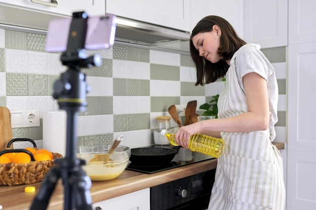 Chica Adolescente Blogger De Comida Cocinando Panqueques Con Naranja En Casa En La Cocina 