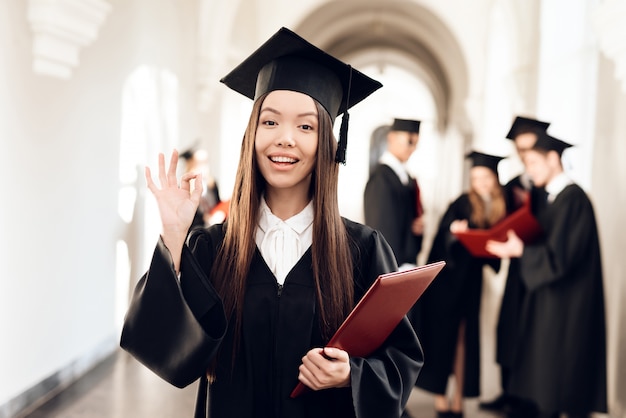 Chica Asiática Está De Pie En El Pasillo De La Universidad Foto Premium