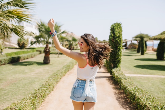 Chica Atractiva En Buena Forma Divertida Bailando Con El Pelo Ondeando Y Riendo Disfrutando De 9710