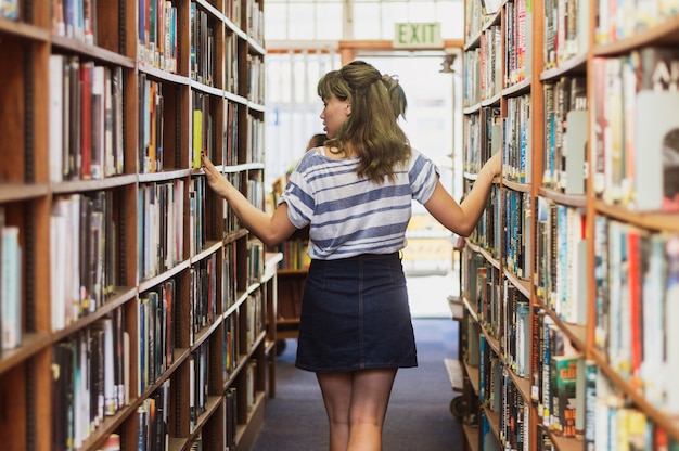 Chica en biblioteca | Foto Gratis