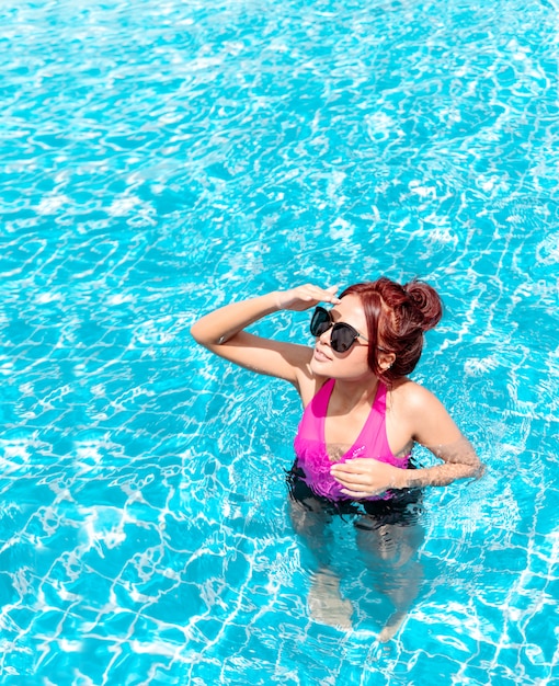 Chica Con Bikini O Traje De Baño Tomando El Sol En La Piscina Foto Premium 