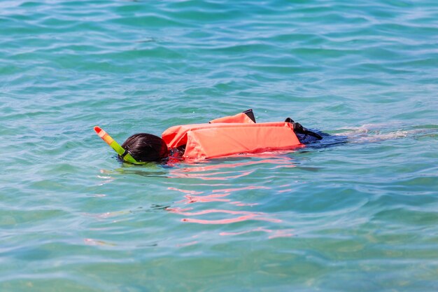 Chica De Buceo Nadando En Chaleco Salvavidas Con Máscara Y Tubo De Respiración Foto Premium 1021