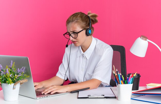 Chica De Centro De Llamadas Rubia Joven Concentrada Con Auriculares Y