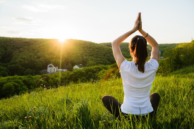 Chica Se Dedica A La Meditación Sobre La Naturaleza. | Foto Premium