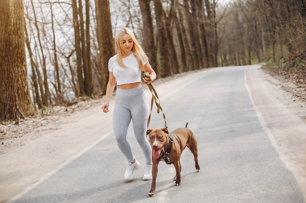 Chica de deportes en un parque de verano por la mañana Foto gratis