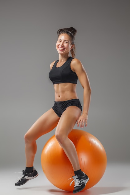 Chica Deportiva Haciendo Ejercicios En Un Fitball Foto Gratis 0875