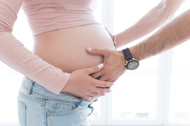 Chica Embarazada Con Una Barriga Foto Premium