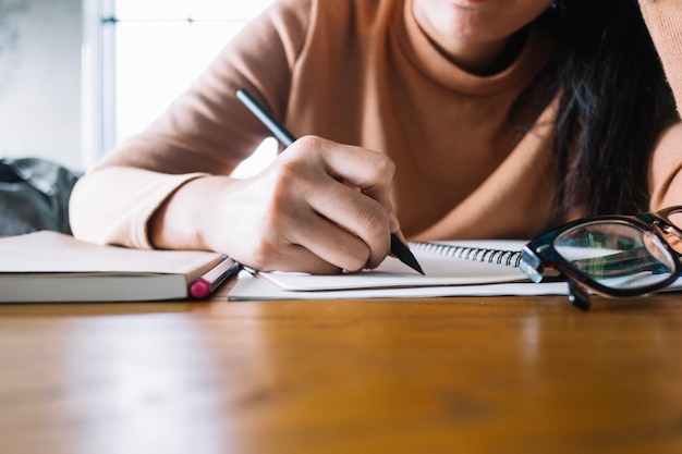 Chica Escribiendo En Cuaderno | Foto Gratis