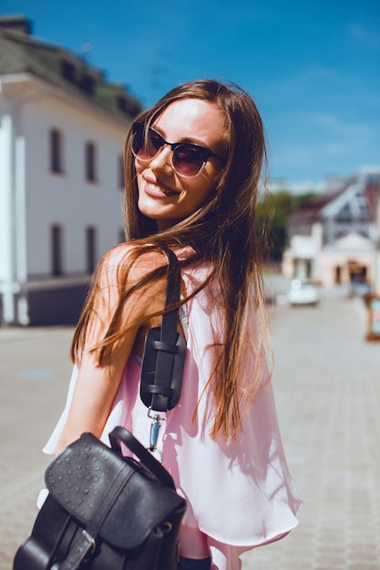 Chica de espaldas con gafas de sol | Foto Premium