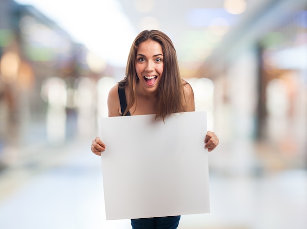 Chica Feliz Sosteniendo Un Cartel En Blanco Descargar Fotos Gratis 3496