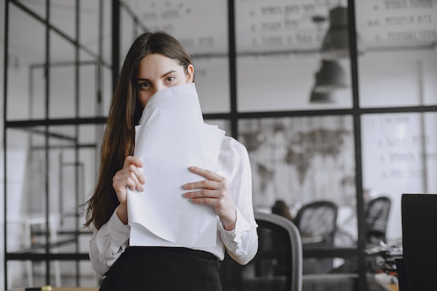 Chica firma los documentos. gerente que trabaja en la oficina. señora ...