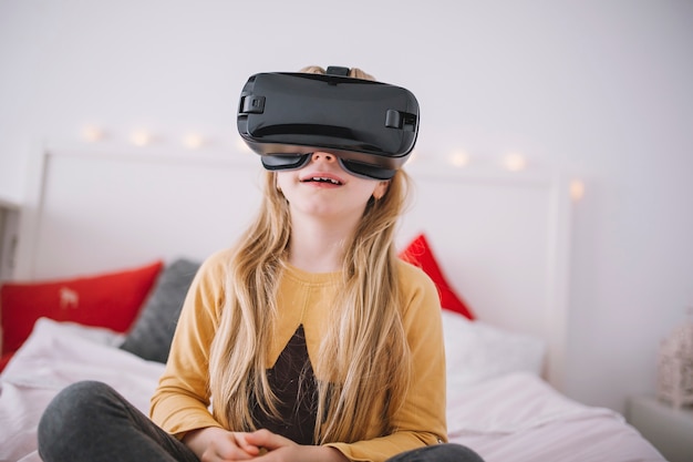 Chica En Gafas Vr En La Cama Foto Gratis