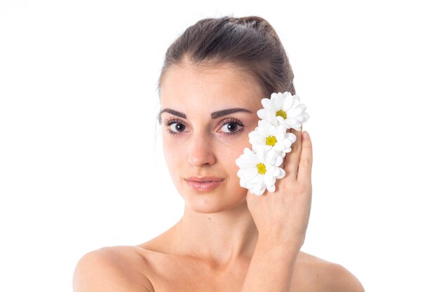 Chica Guapa Cuida Su Piel Con Flores Blancas En Manos Aisladas En