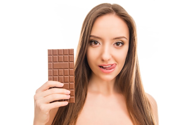 Chica Guapa Sosteniendo La Barra De Chocolate Y Lamiendo Sus Labios