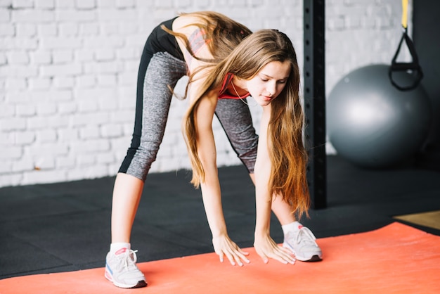 Chica Haciendo Ejercicio En El Gimnasio Descargar Fotos Gratis 9701