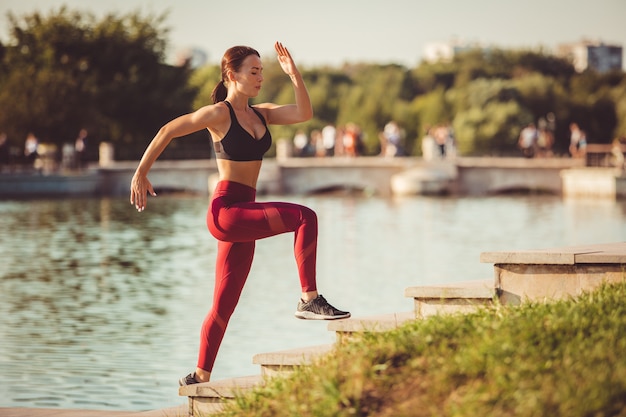 Chica Haciendo Ejercicio En El Parque Foto Gratis 4879