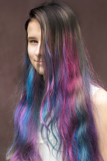 Una Chica Inconformista Con El Pelo Colorido Y De Colores Atractiva Mujer Joven Mirando A La Camara Foto Premium
