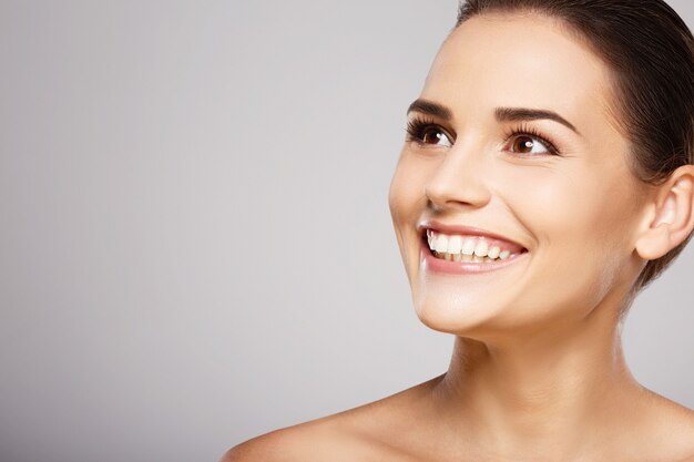 Chica Joven Con Cabello Castaño Piel Limpia Y Fresca Y Hombros