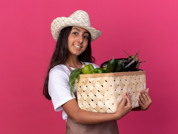 Chica Joven Jardinero Feliz En Delantal Y Sombrero De Verano Con Caja