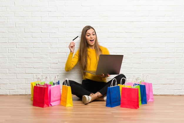 Chica Joven Con Muchas Bolsas De Compras Con Laptop Y Tarjeta De 