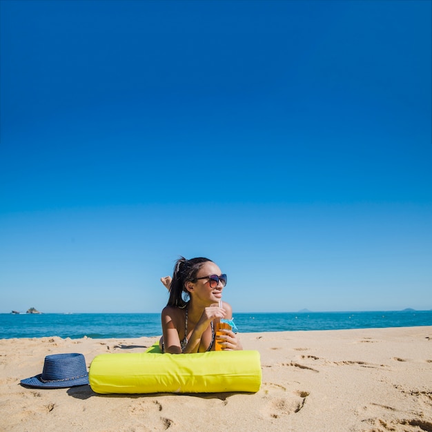 Chica Joven De Vacaciones De Verano Foto Gratis