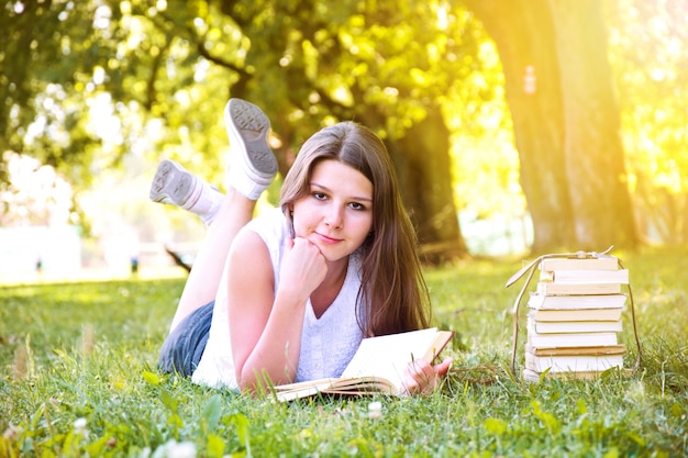 Chica leyendo un libro. | Descargar Fotos gratis