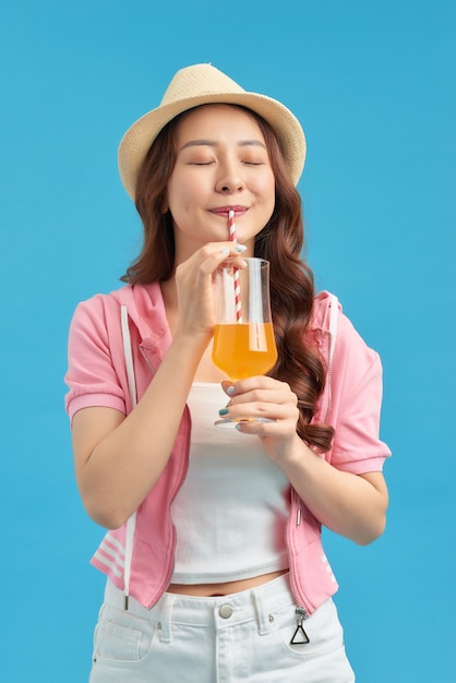 Chica Moderna Bebiendo Jugo De Naranja Retrato Aislado Foto Premium 