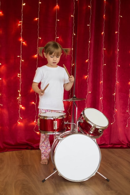 Chica En Pijama Tocando La Bateria Foto Premium