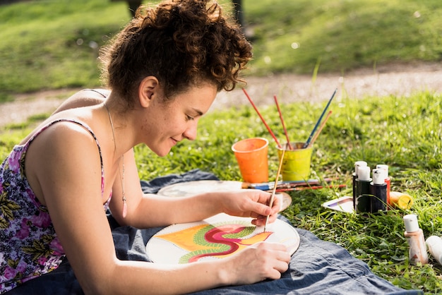 Chica Pintando Un Cuadro En El Parque Foto Gratis