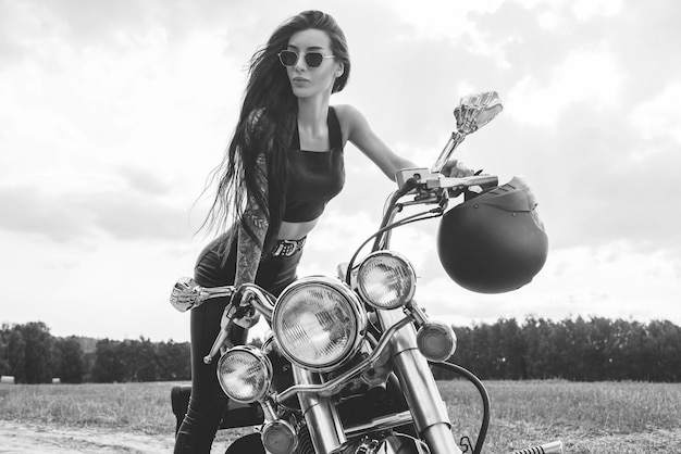 Chica Sexy En Un Traje De Cuero Posando Junto A Una Motocicleta Al Atardecer Concepto De Viaje 8318