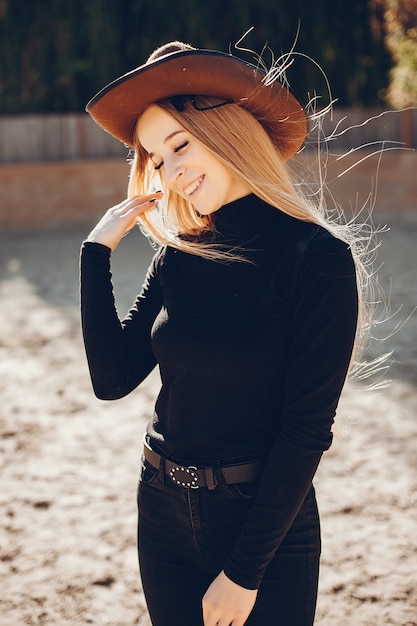 Chica En Un Sombrero De Vaqueros En Un Rancho Foto Gratis