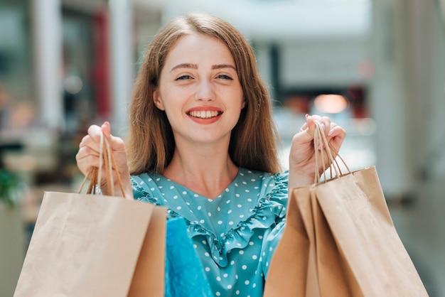 Chica Sonriente Sosteniendo Bolsas De Compras Foto Gratis 0904