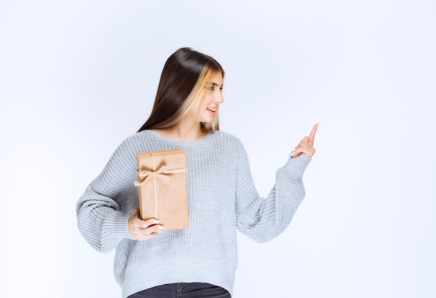 Chica Sosteniendo Una Caja De Regalo De Cart N Y Apuntando Un Receptor