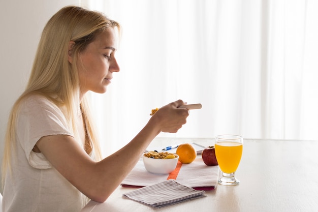 Chica Tomando Desayuno Saludable Foto Gratis 2295