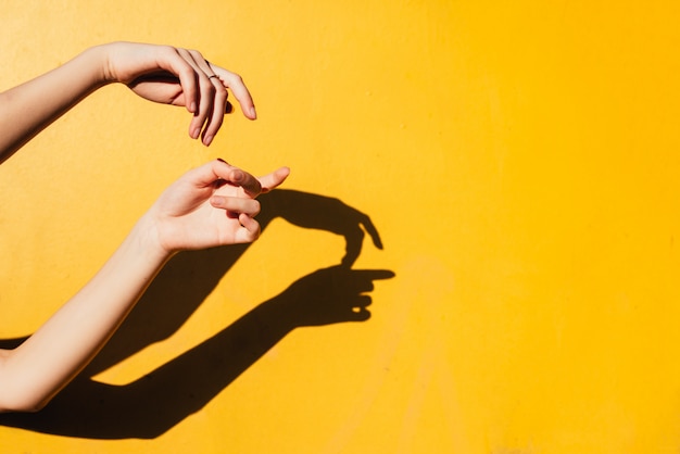 Chica De Verano Adolescente Bailando Bajo La Luz Directa Del Sol Minimal Happines Foto Premium