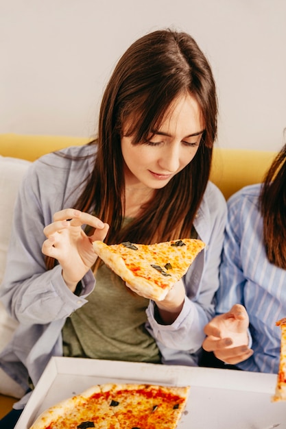 Chicas Jvenes Comiendo Pizz