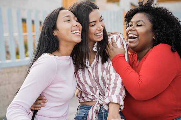 Chicas Latinas Felices Disfrutan De Tiempo Juntos Al Aire Libre