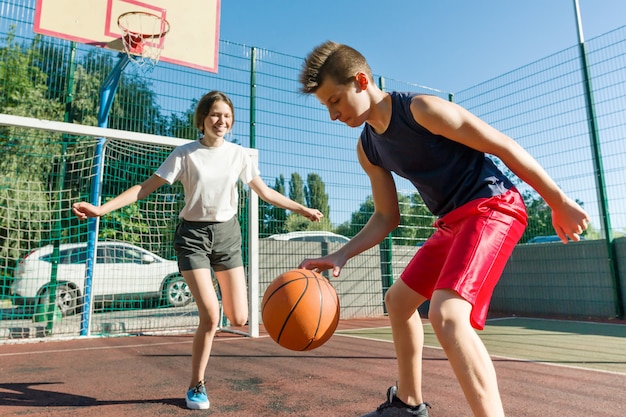 Chico Adolescente Entrenando A Su Novia Jugando Baloncesto Juego De Baloncesto Callejero Foto 