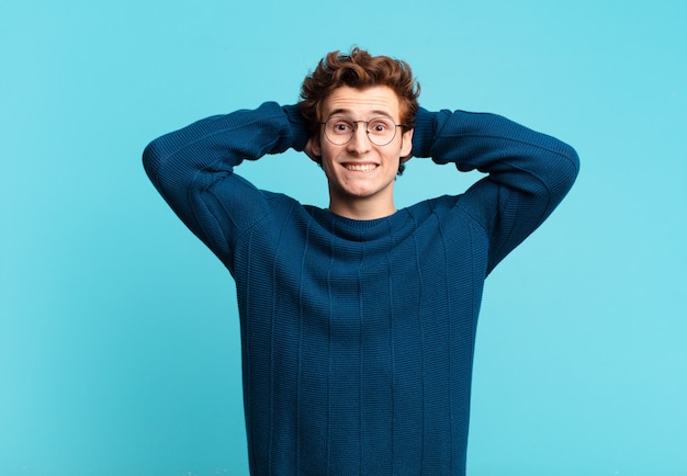 Chico Guapo Joven Que Se Siente Estresado Preocupado Ansioso O